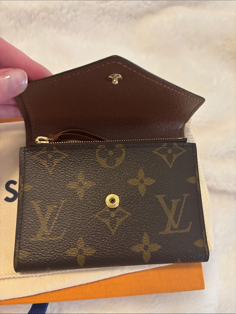 Authentic Louis Vuitton Victorine Wallet in Monogram. EUC - Picture 5 of 7